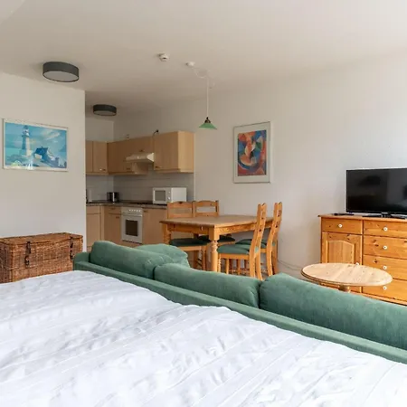 Fewo-19-residenz-duenenstrasse-in-binz-balkon-strandnah-mit-tg-stellplatz-1-raum-apartment Apartmán Binz